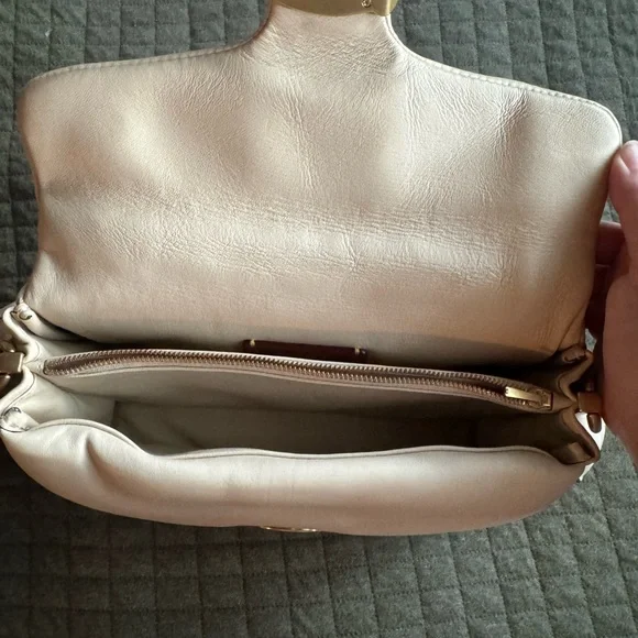 Coach Pillow Tabby 26 - Picture 6 of 11